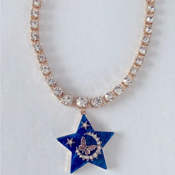 New Betsey Johnson
Star Short Pendant Necklace - Picture 9 of 10